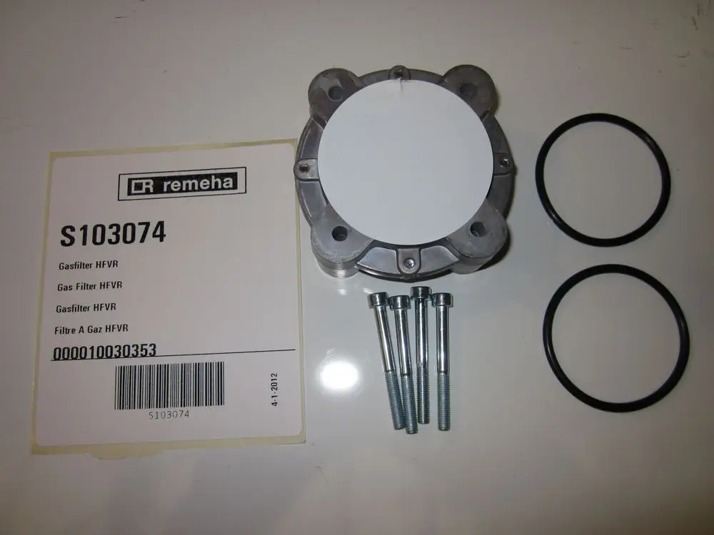 Gasfilter-Komponente von Remeha mit Montageschrauben, Dichtungen und Typenschild. Enthält eine runde Abdeckung und eine Halterung zur Befestigung.